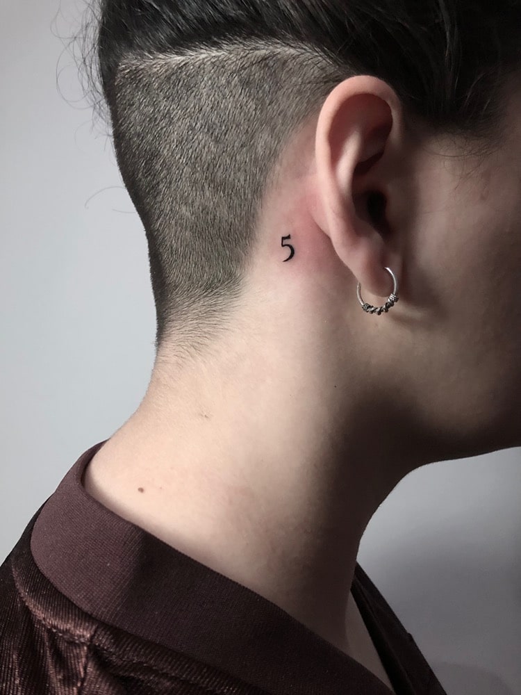 tatuajes detrás de la oreja número