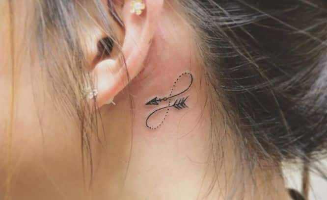 tatuajes detrás de la oreja flecha