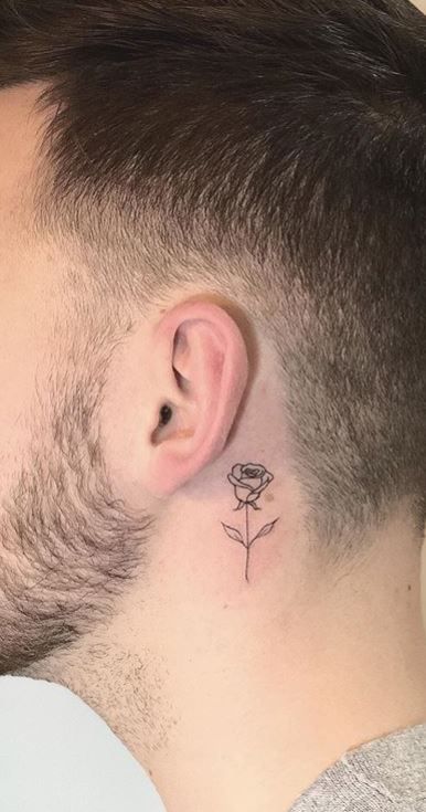 tatuajes detrás de la oreja rosa