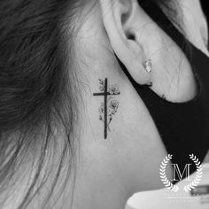 tatuajes detrás de la oreja cristiano
