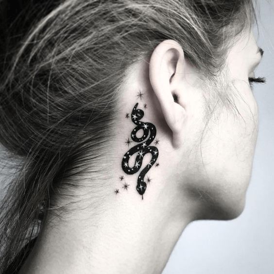tatuajes detrás de la oreja serpiente