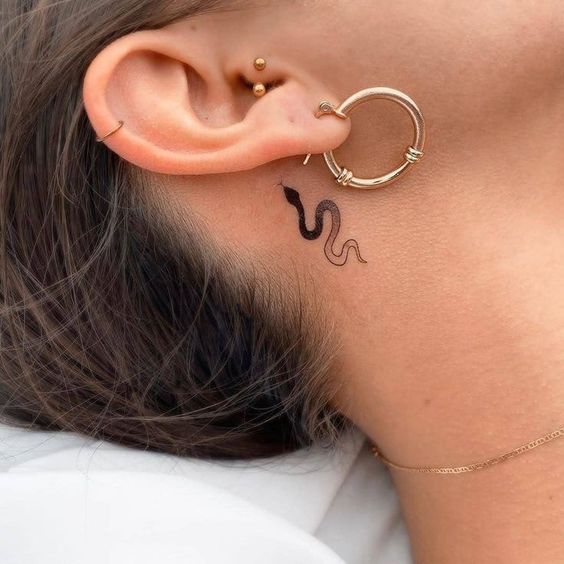 tatuajes detrás de la oreja snake
