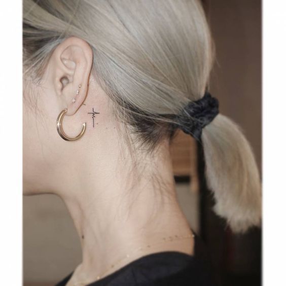 tatuajes detrás de la oreja cruz