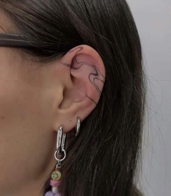 tatuajes detrás de la oreja ondas
