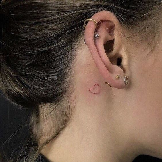 tatuajes detrás de la oreja corazón rojo