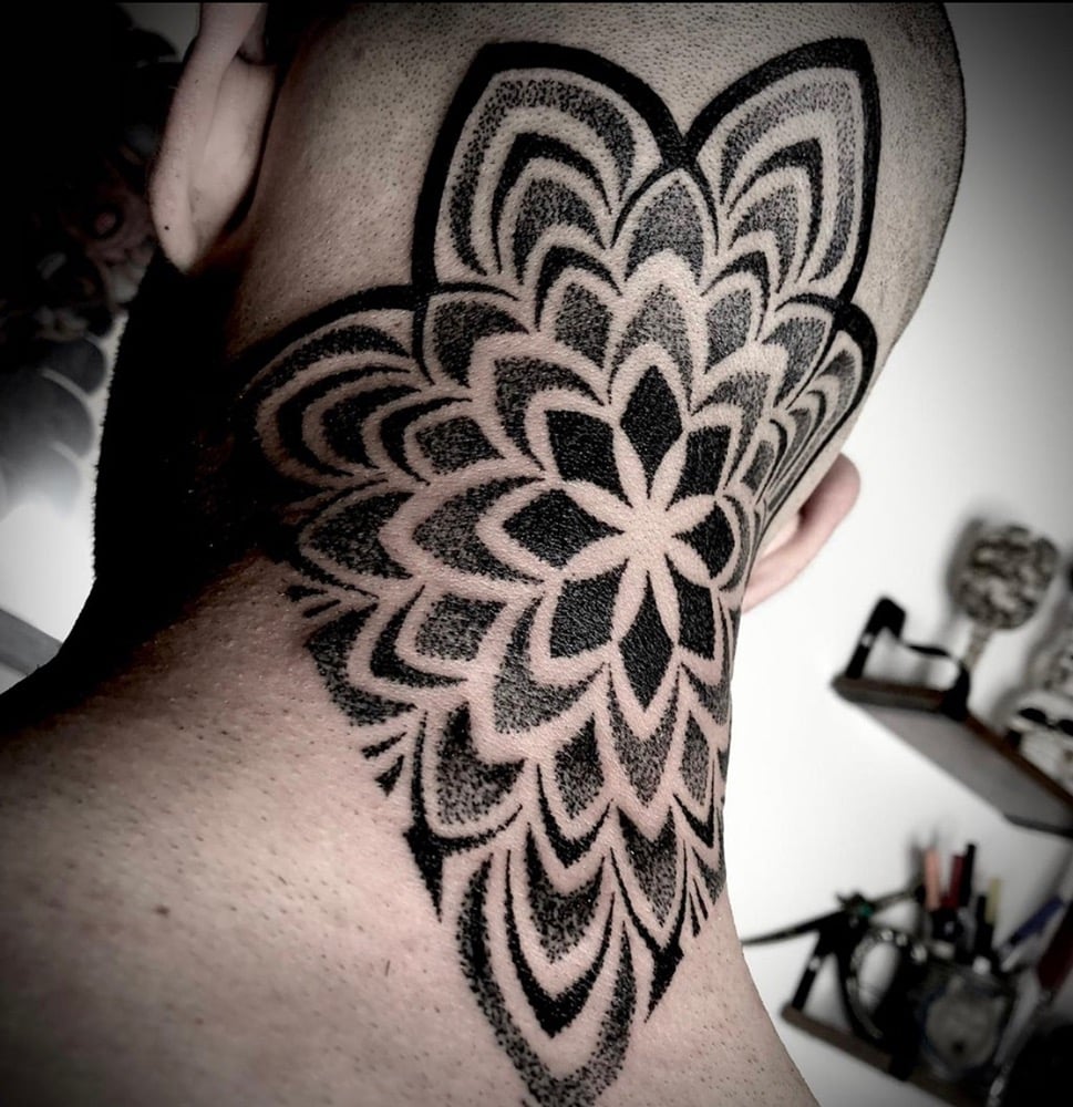 tatuajes en el cuello mandala