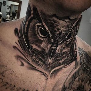 tatuajes en el cuello búho