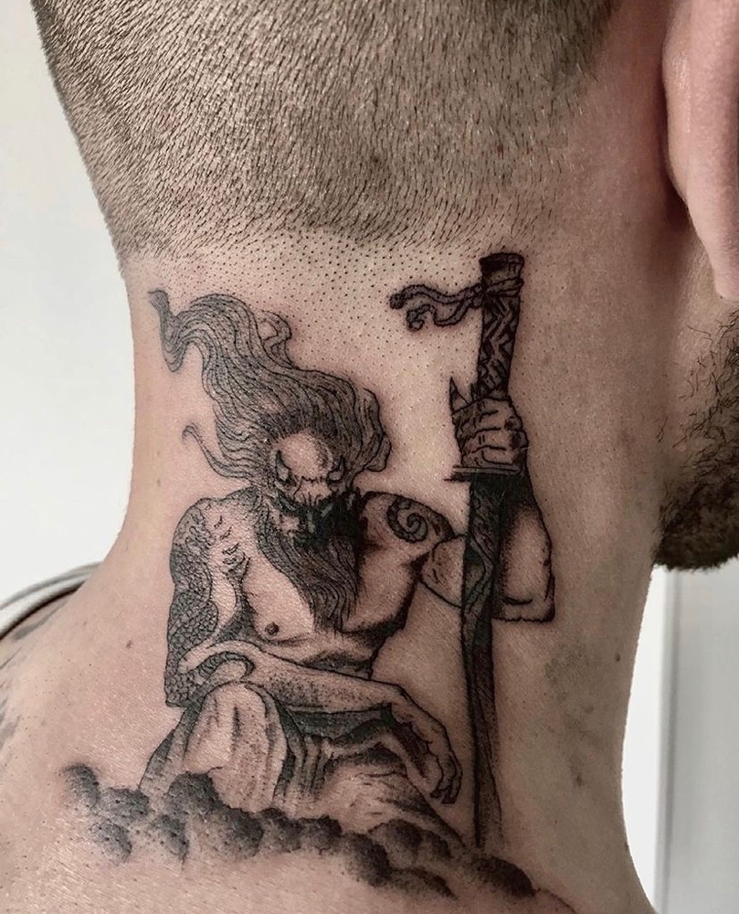 tatuajes en el cuello dios