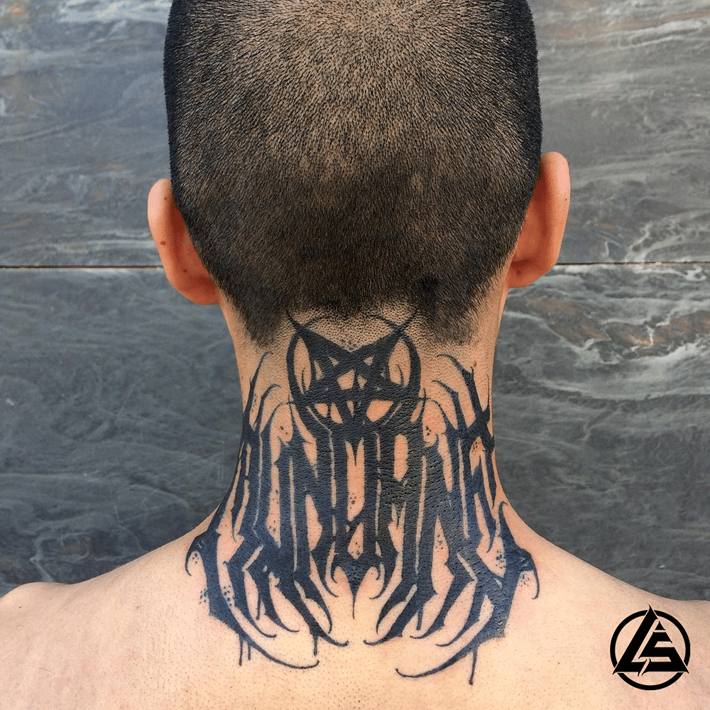 tatuajes en el cuello letras góticas