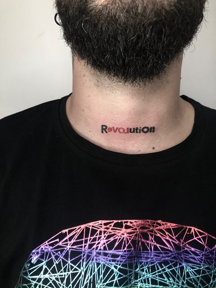 tatuajes en el cuello frase