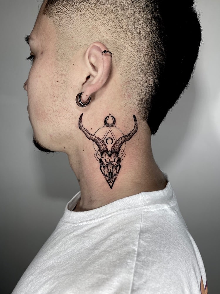 tatuajes en el cuello realista