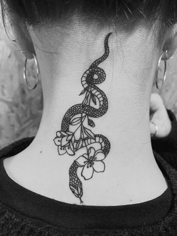 tatuajes en el cuello serpiente