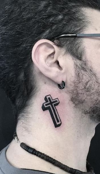 tatuajes en el cuello cruz