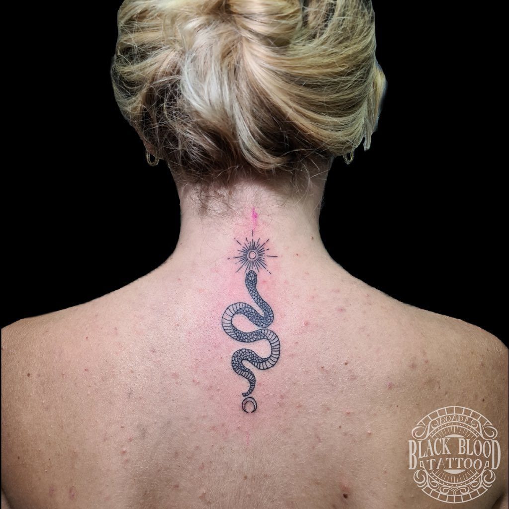 tatuajes en el cuello pequeño