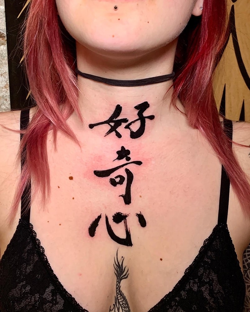 tatuajes en el cuello letras chinas