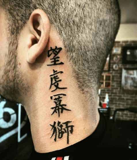 tatuajes en el cuello letras chinas