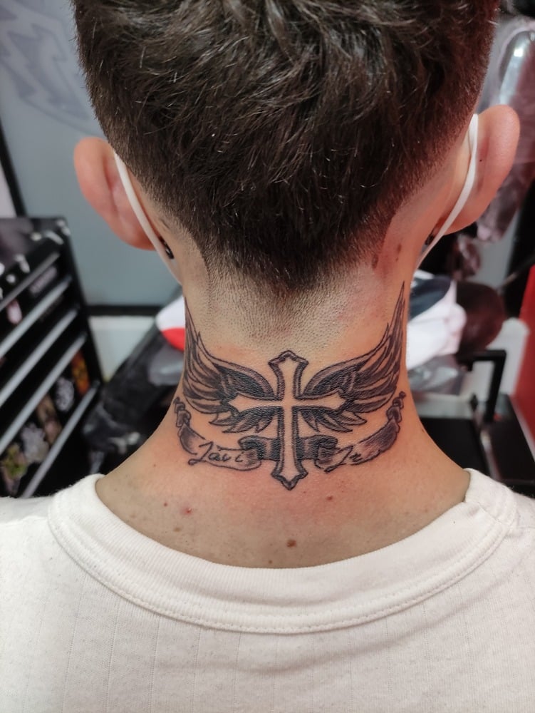 tatuajes en el cuello cruz