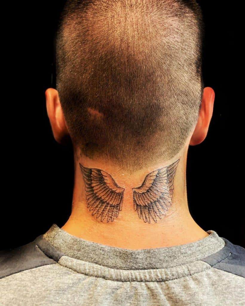 tatuajes en el cuello alas