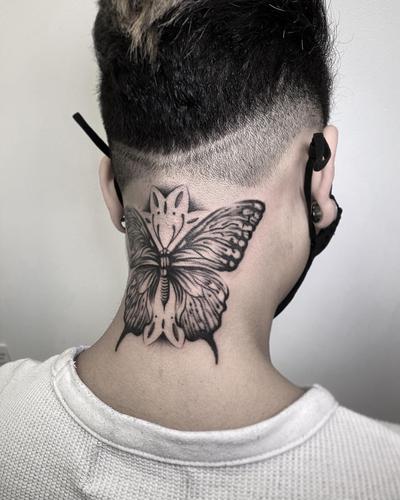 tatuajes en el cuello realista