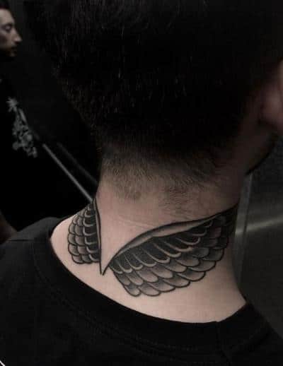tatuajes en el cuello alas