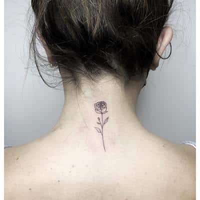 tatuajes en el cuello rosa
