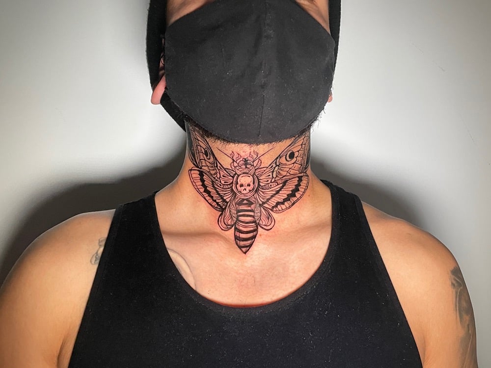 tatuajes en el cuello polilla