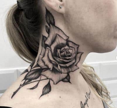 tatuajes en el cuello rosa