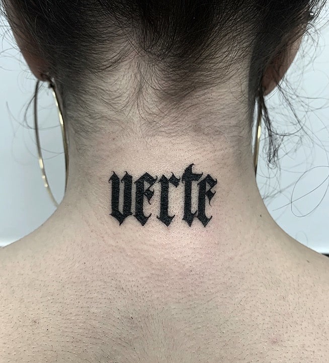 tatuajes en el cuello letras góticas