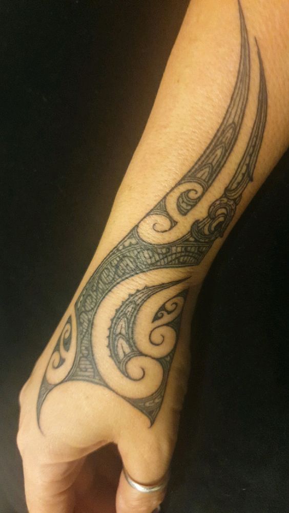 tatuajes en la muñeca maorí