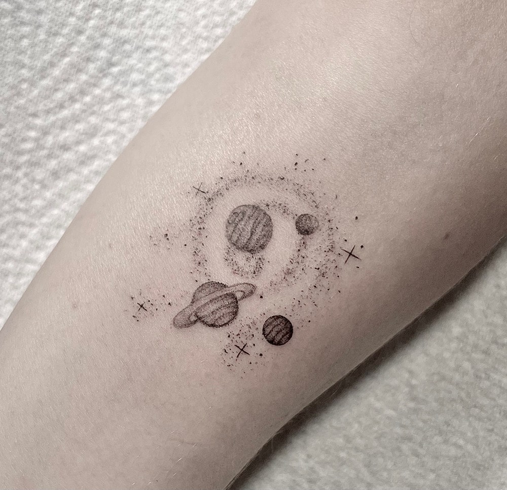 tatuajes en la muñeca planetas