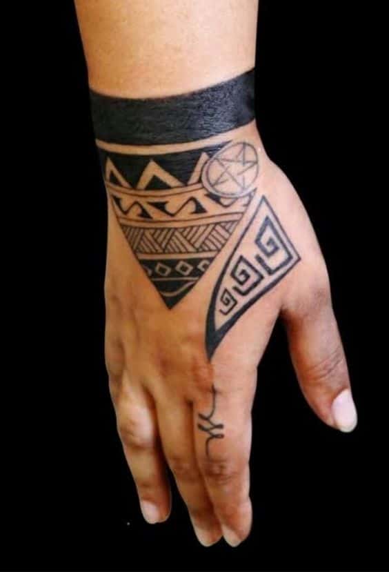 tatuajes en la muñeca maorí