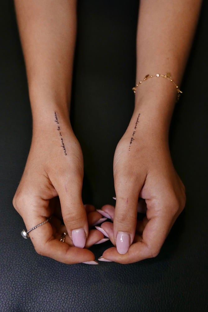 tatuajes en la muñeca dedos