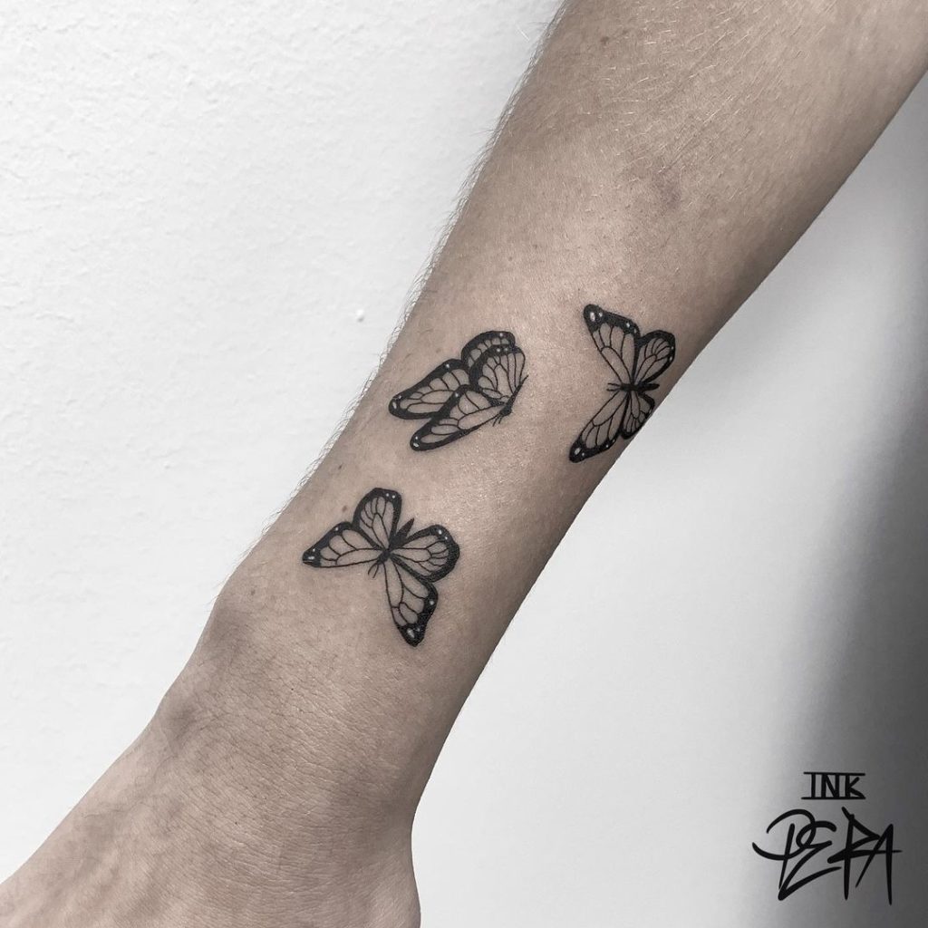 tatuajes en la muñeca mariposas