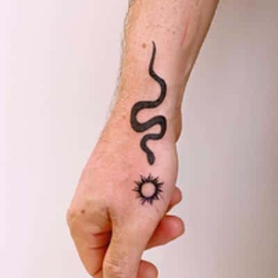 tatuajes en la muñeca serpiente