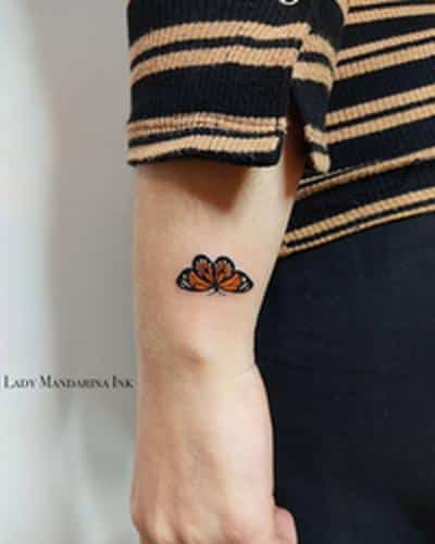 tatuajes en la muñeca mariposa