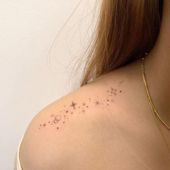 tatuajes estrellas hombro