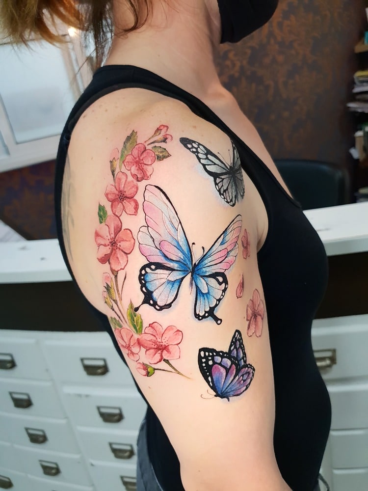 tatuajes hombro mariposas