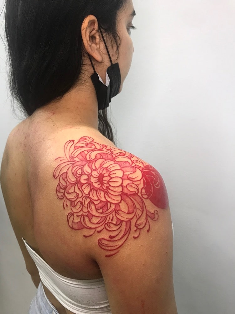 tatuajes hombro crisantemo