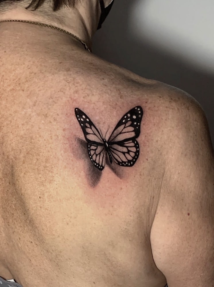 tatuajes hombro mariposa
