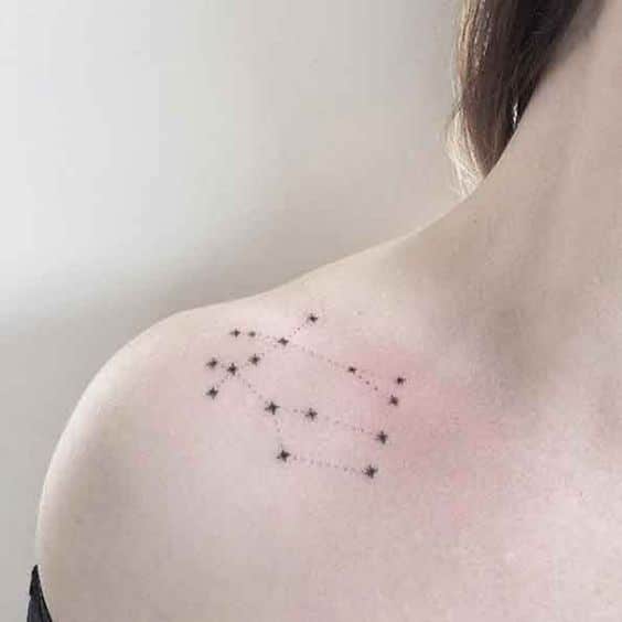tatuajes hombro constelación