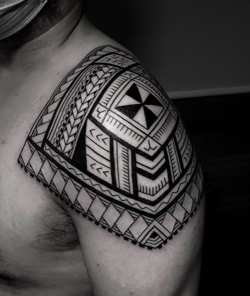 tatuajes hombro maorí