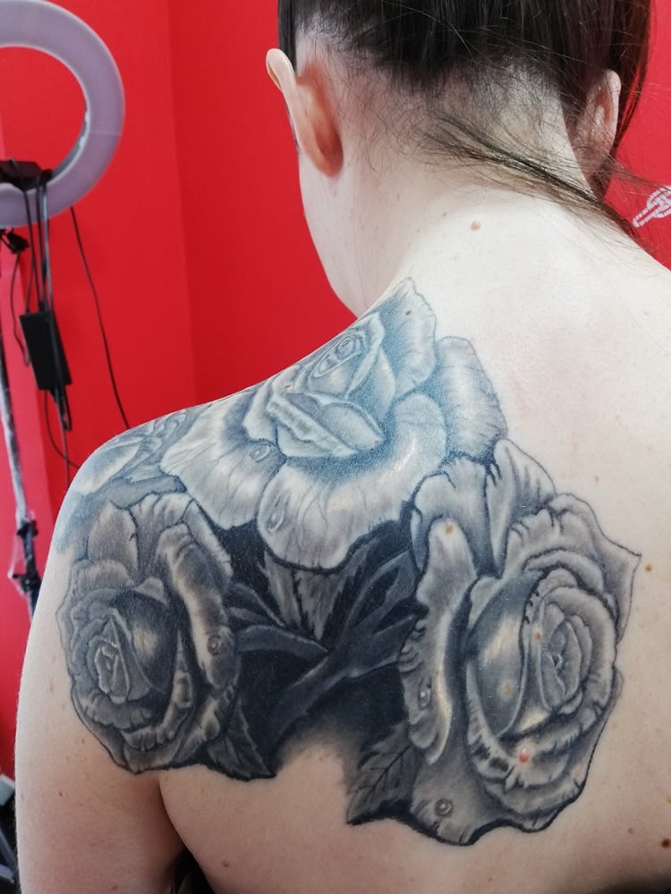 tatuaje hombro rosas