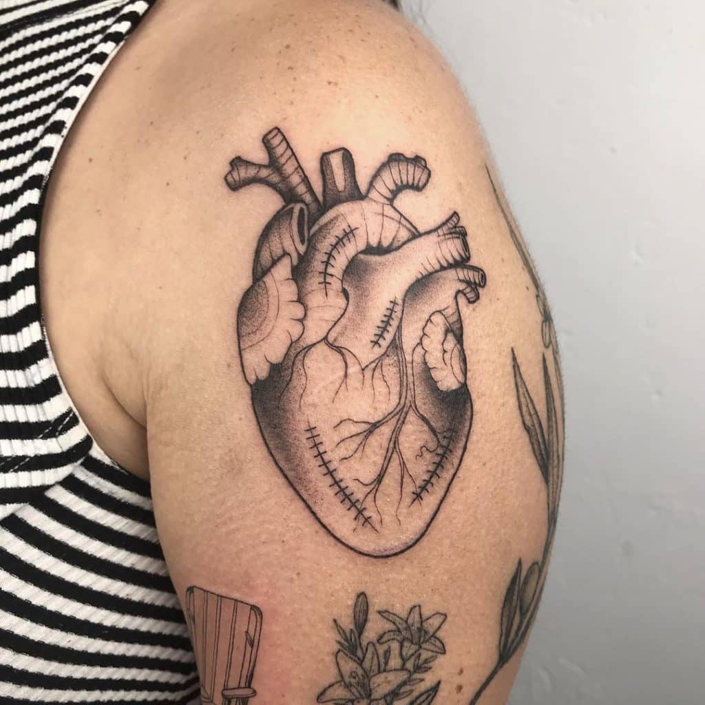 tatuajes hombro corazón