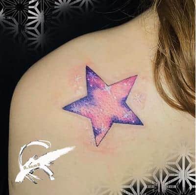 tatuajes hombro estrella color
