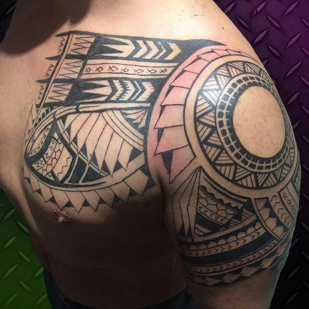 tatuajes hombro maorí