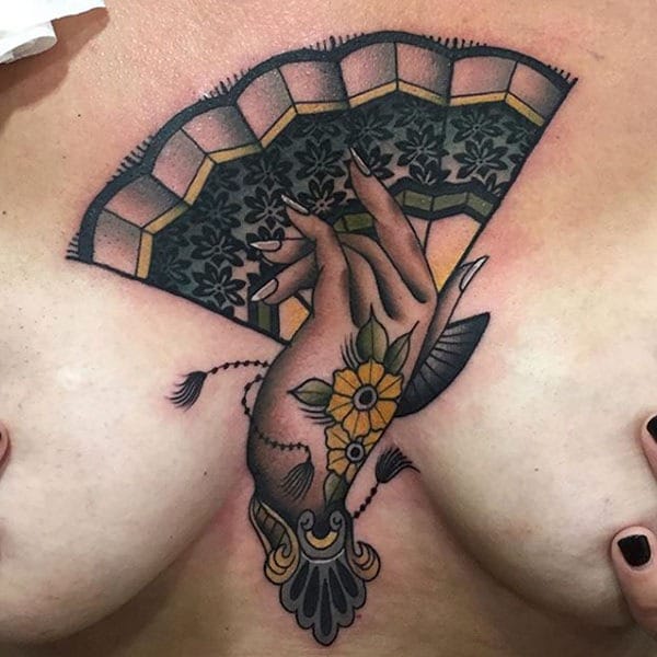 tatuajes mujeres pecho
