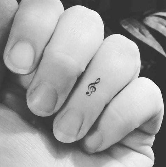 tatuajes musicales dedo