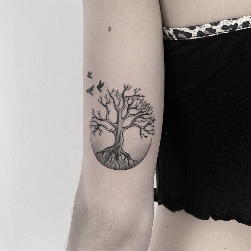 tatuajes pájaros árbol