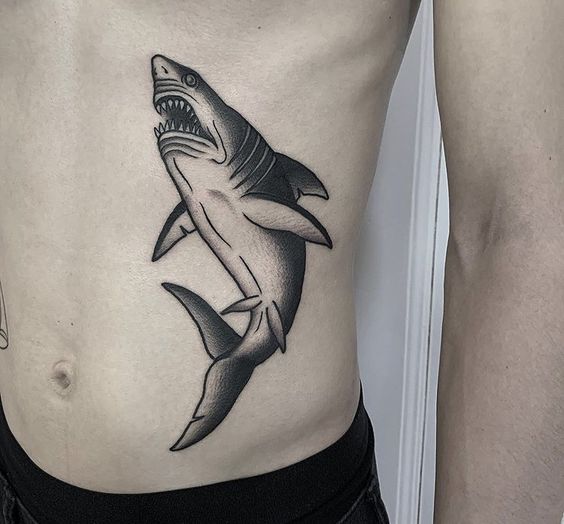 tatuajes tiburón costilla