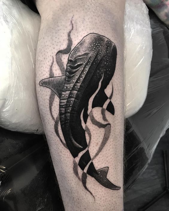 tatuajes tiburón pierna